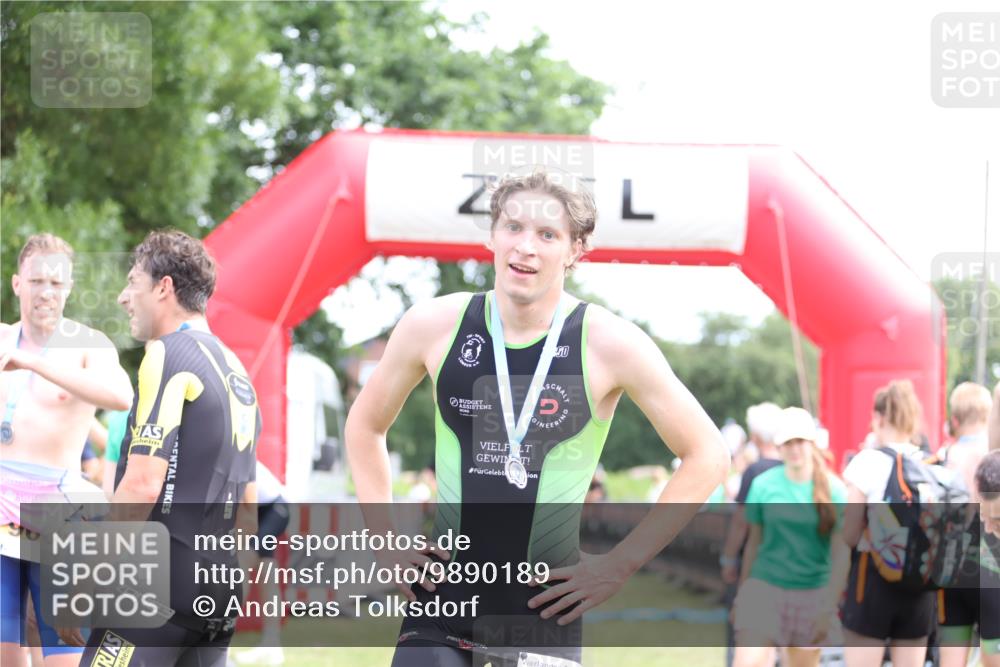 21.06.2026 - 29. Vierlanden-Triathlon Andreas Tolksdorf http://msf.ph/oto/9890189 21.06.2026 12:55:52 Ziel 818, 928, 818, 928 meine-sportfotos.de