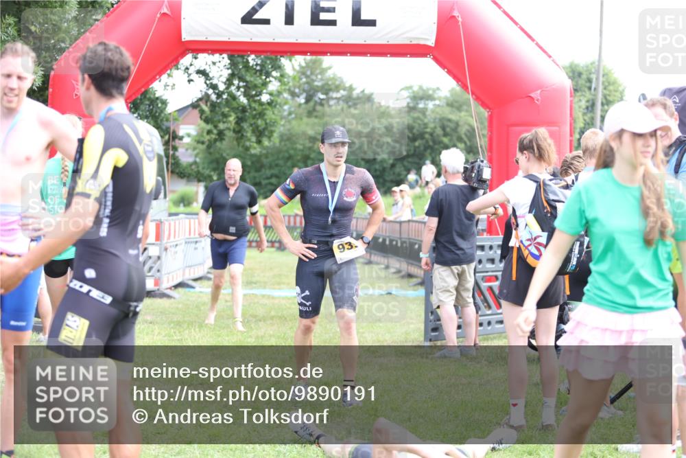 21.06.2026 - 29. Vierlanden-Triathlon Andreas Tolksdorf http://msf.ph/oto/9890191 21.06.2026 12:55:55 Ziel 818, 928, 818, 928 meine-sportfotos.de