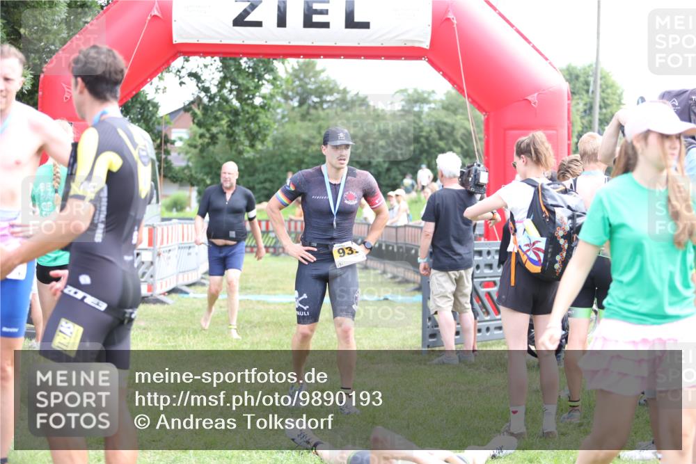 21.06.2026 - 29. Vierlanden-Triathlon Andreas Tolksdorf http://msf.ph/oto/9890193 21.06.2026 12:55:55 Ziel 818, 928, 818, 928 meine-sportfotos.de