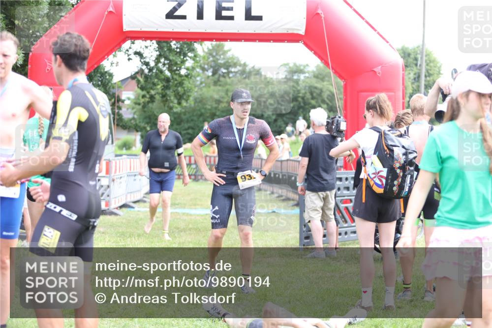 21.06.2026 - 29. Vierlanden-Triathlon Andreas Tolksdorf http://msf.ph/oto/9890194 21.06.2026 12:55:55 Ziel 818, 928, 818, 928 meine-sportfotos.de