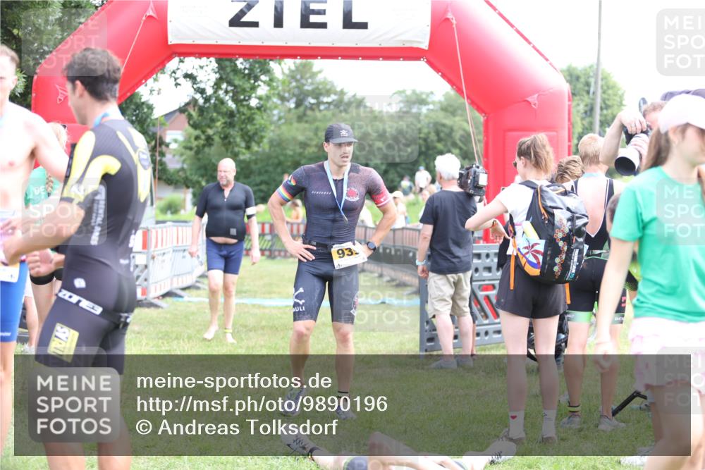 21.06.2026 - 29. Vierlanden-Triathlon Andreas Tolksdorf http://msf.ph/oto/9890196 21.06.2026 12:55:55 Ziel 818, 928, 818, 928 meine-sportfotos.de