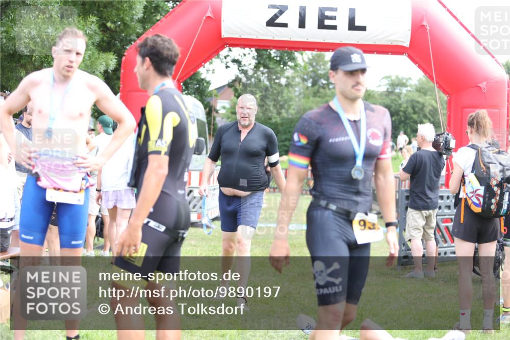 21.06.2026 - 29. Vierlanden-Triathlon Andreas Tolksdorf http://msf.ph/oto/9890197 21.06.2026 12:55:59 Ziel 928, 928 meine-sportfotos.de