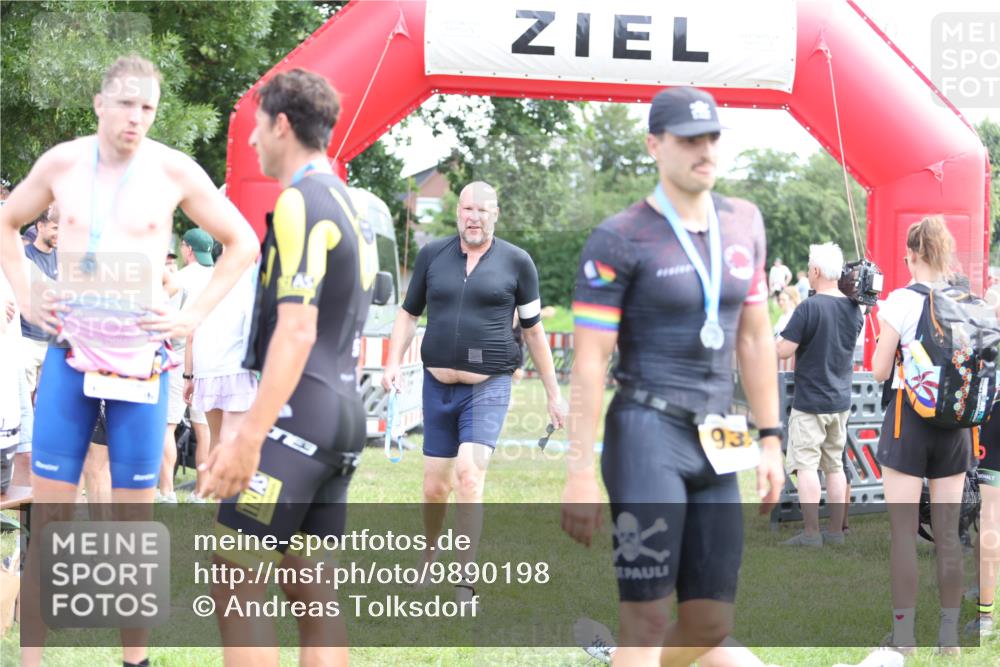 21.06.2026 - 29. Vierlanden-Triathlon Andreas Tolksdorf http://msf.ph/oto/9890198 21.06.2026 12:55:59 Ziel 928, 928 meine-sportfotos.de