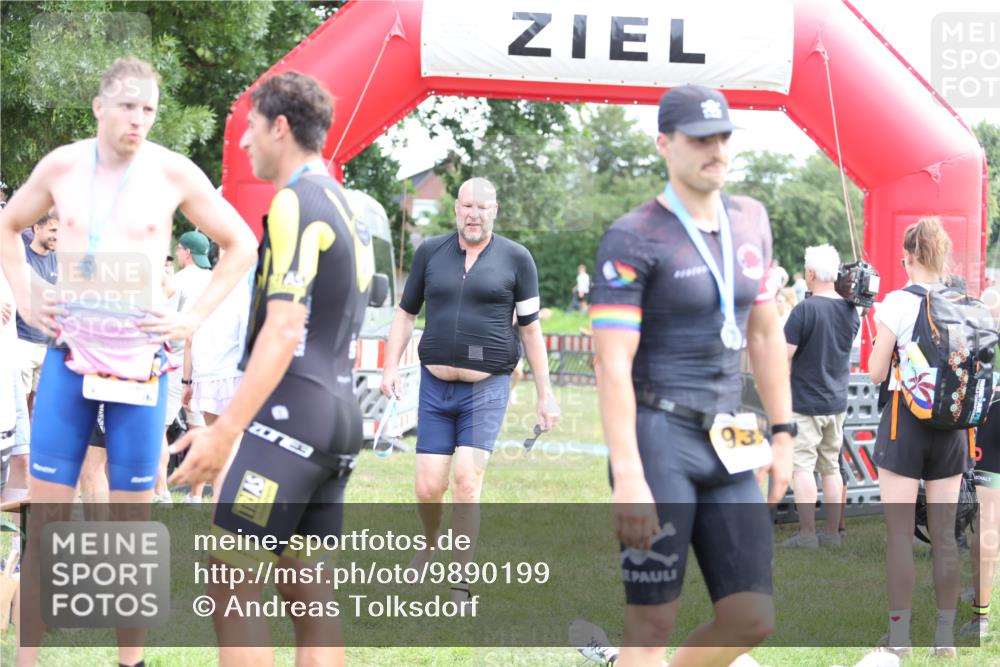 21.06.2026 - 29. Vierlanden-Triathlon Andreas Tolksdorf http://msf.ph/oto/9890199 21.06.2026 12:55:59 Ziel 928, 928 meine-sportfotos.de