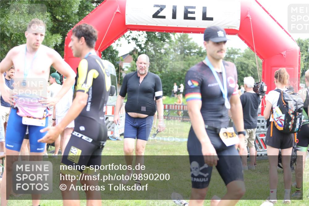 21.06.2026 - 29. Vierlanden-Triathlon Andreas Tolksdorf http://msf.ph/oto/9890200 21.06.2026 12:56:00 Ziel 928, 928 meine-sportfotos.de