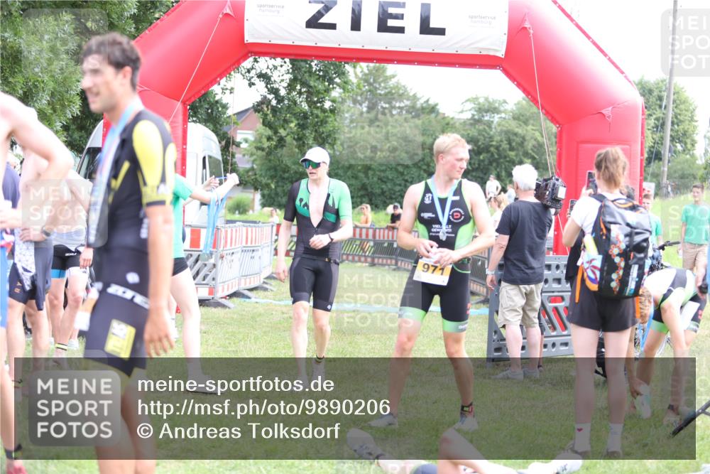 21.06.2026 - 29. Vierlanden-Triathlon Andreas Tolksdorf http://msf.ph/oto/9890206 21.06.2026 12:56:05 Ziel 928, 928 meine-sportfotos.de