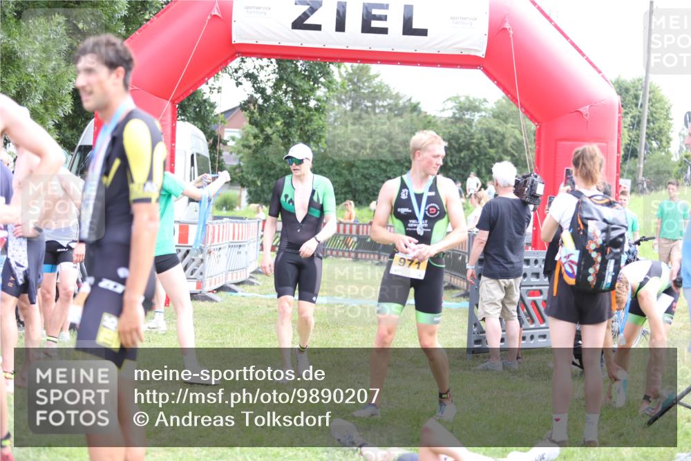 21.06.2026 - 29. Vierlanden-Triathlon Andreas Tolksdorf http://msf.ph/oto/9890207 21.06.2026 12:56:05 Ziel 928, 928 meine-sportfotos.de