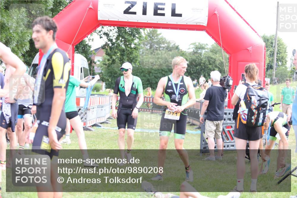 21.06.2026 - 29. Vierlanden-Triathlon Andreas Tolksdorf http://msf.ph/oto/9890208 21.06.2026 12:56:05 Ziel 928, 928 meine-sportfotos.de