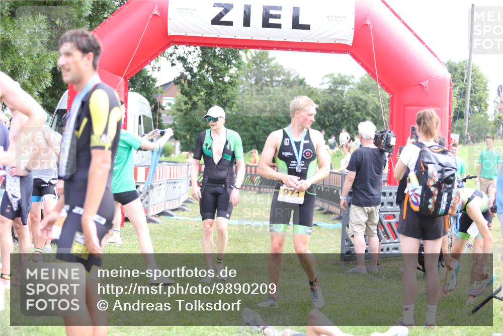 21.06.2026 - 29. Vierlanden-Triathlon Andreas Tolksdorf http://msf.ph/oto/9890209 21.06.2026 12:56:05 Ziel 928, 928 meine-sportfotos.de
