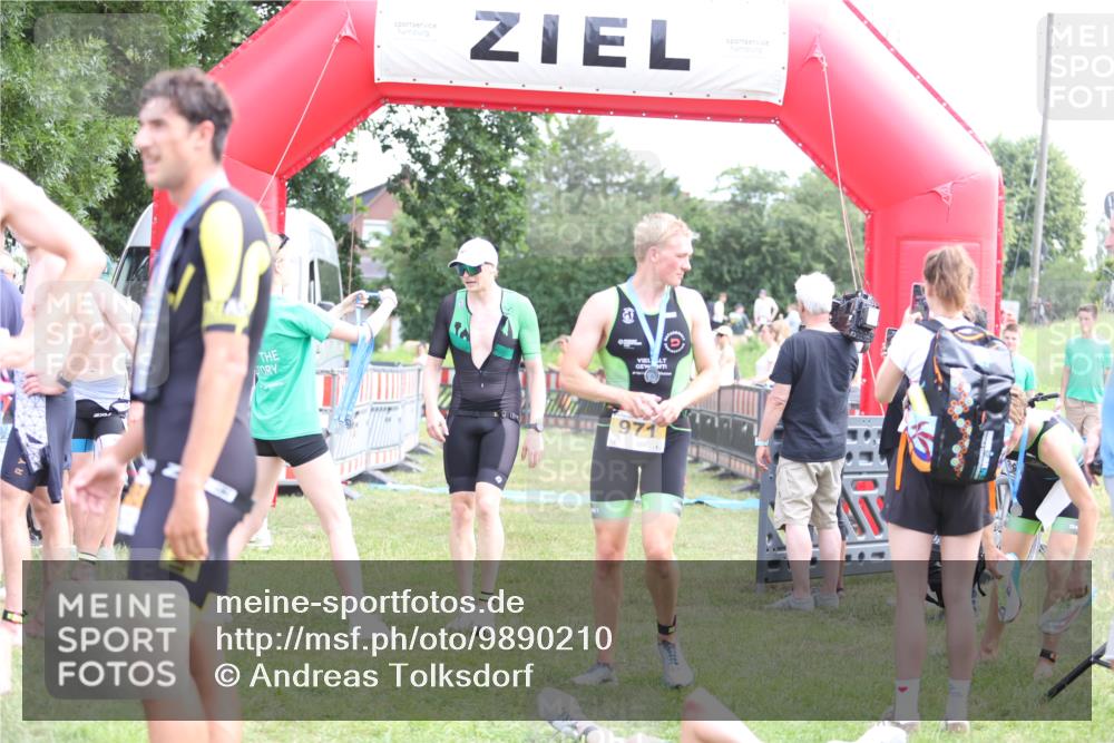 21.06.2026 - 29. Vierlanden-Triathlon Andreas Tolksdorf http://msf.ph/oto/9890210 21.06.2026 12:56:05 Ziel 928, 928 meine-sportfotos.de