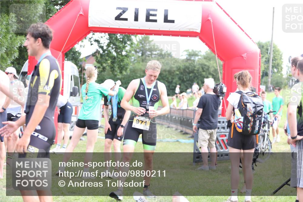 21.06.2026 - 29. Vierlanden-Triathlon Andreas Tolksdorf http://msf.ph/oto/9890211 21.06.2026 12:56:06 Ziel 928, 928 meine-sportfotos.de