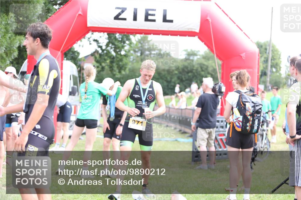 21.06.2026 - 29. Vierlanden-Triathlon Andreas Tolksdorf http://msf.ph/oto/9890212 21.06.2026 12:56:06 Ziel 928, 928 meine-sportfotos.de