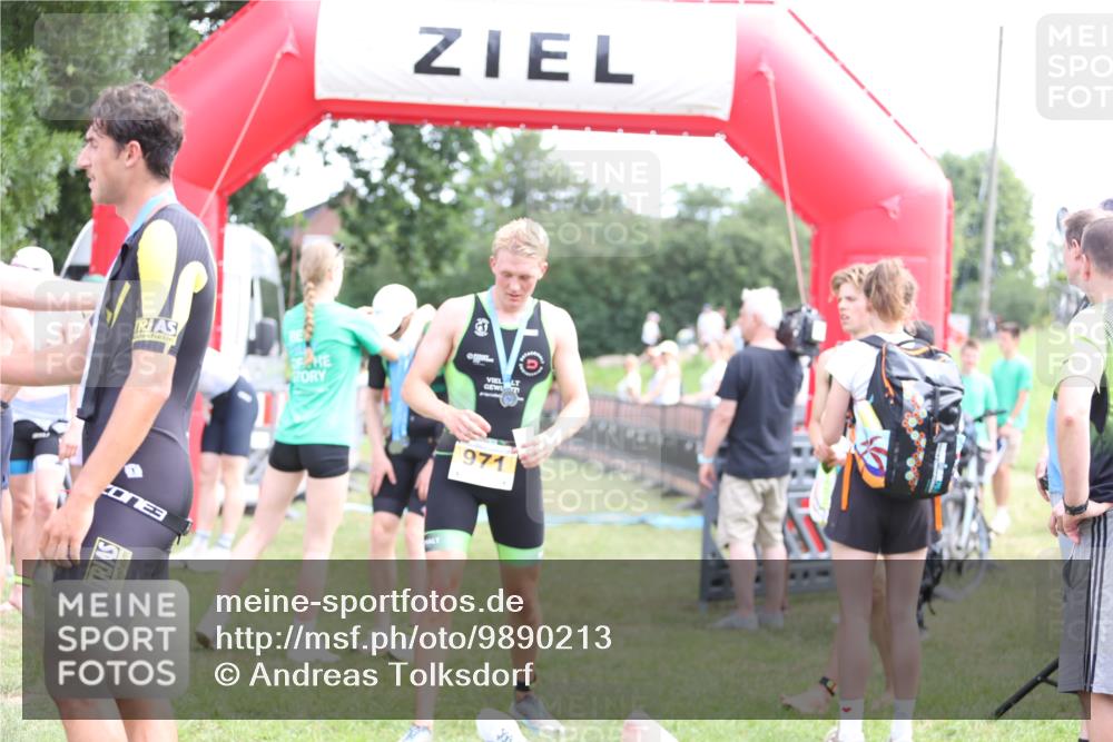 21.06.2026 - 29. Vierlanden-Triathlon Andreas Tolksdorf http://msf.ph/oto/9890213 21.06.2026 12:56:07 Ziel  meine-sportfotos.de