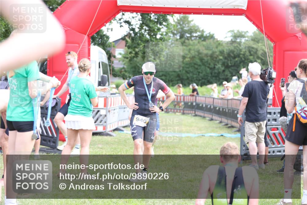 21.06.2026 - 29. Vierlanden-Triathlon Andreas Tolksdorf http://msf.ph/oto/9890226 21.06.2026 12:56:46 Ziel 165, 952, 165, 952 meine-sportfotos.de