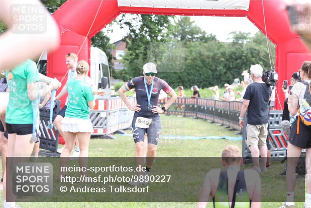 21.06.2026 - 29. Vierlanden-Triathlon Andreas Tolksdorf http://msf.ph/oto/9890227 21.06.2026 12:56:46 Ziel 165, 952, 165, 952 meine-sportfotos.de
