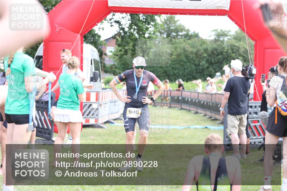 21.06.2026 - 29. Vierlanden-Triathlon Andreas Tolksdorf http://msf.ph/oto/9890228 21.06.2026 12:56:46 Ziel 165, 952, 165, 952 meine-sportfotos.de