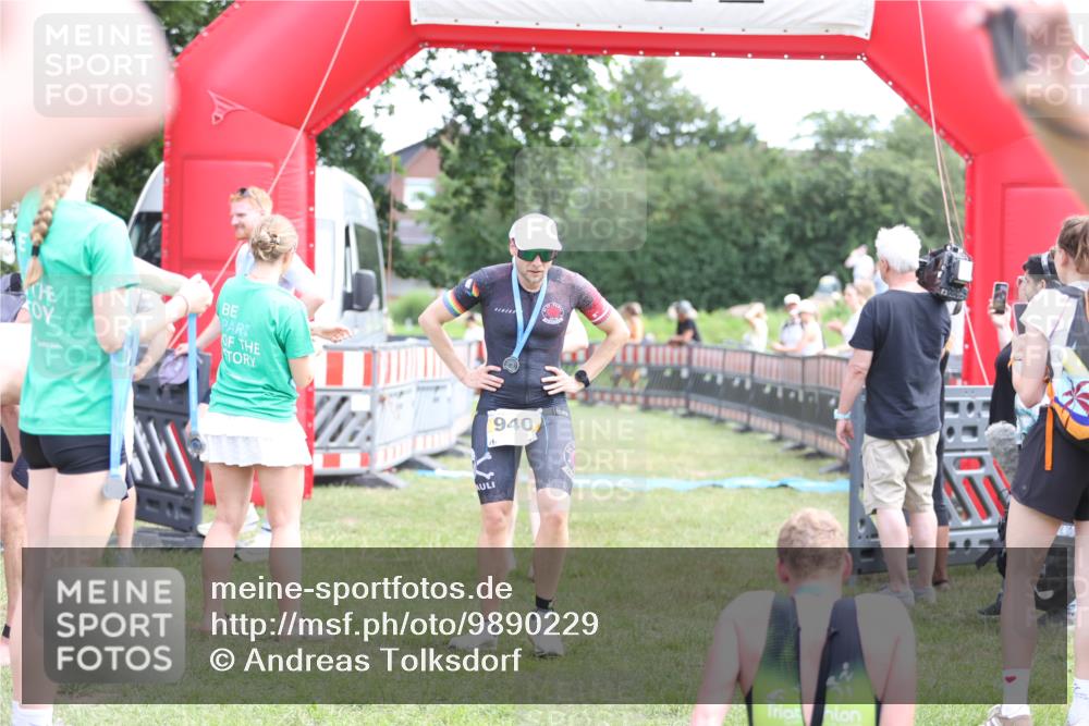 21.06.2026 - 29. Vierlanden-Triathlon Andreas Tolksdorf http://msf.ph/oto/9890229 21.06.2026 12:56:46 Ziel 165, 952, 165, 952 meine-sportfotos.de