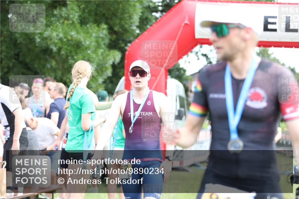 21.06.2026 - 29. Vierlanden-Triathlon Andreas Tolksdorf http://msf.ph/oto/9890234 21.06.2026 12:56:55 Ziel 165, 953, 165, 953 meine-sportfotos.de