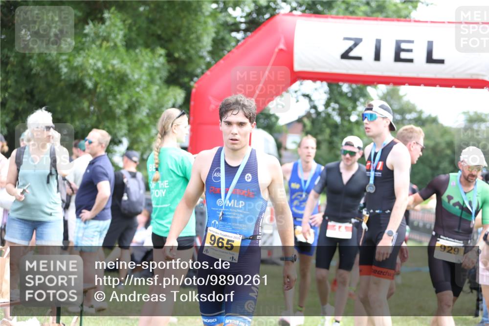 21.06.2026 - 29. Vierlanden-Triathlon Andreas Tolksdorf http://msf.ph/oto/9890261 21.06.2026 12:57:24 Ziel 88, 721, 973, 88, 721, 973 meine-sportfotos.de