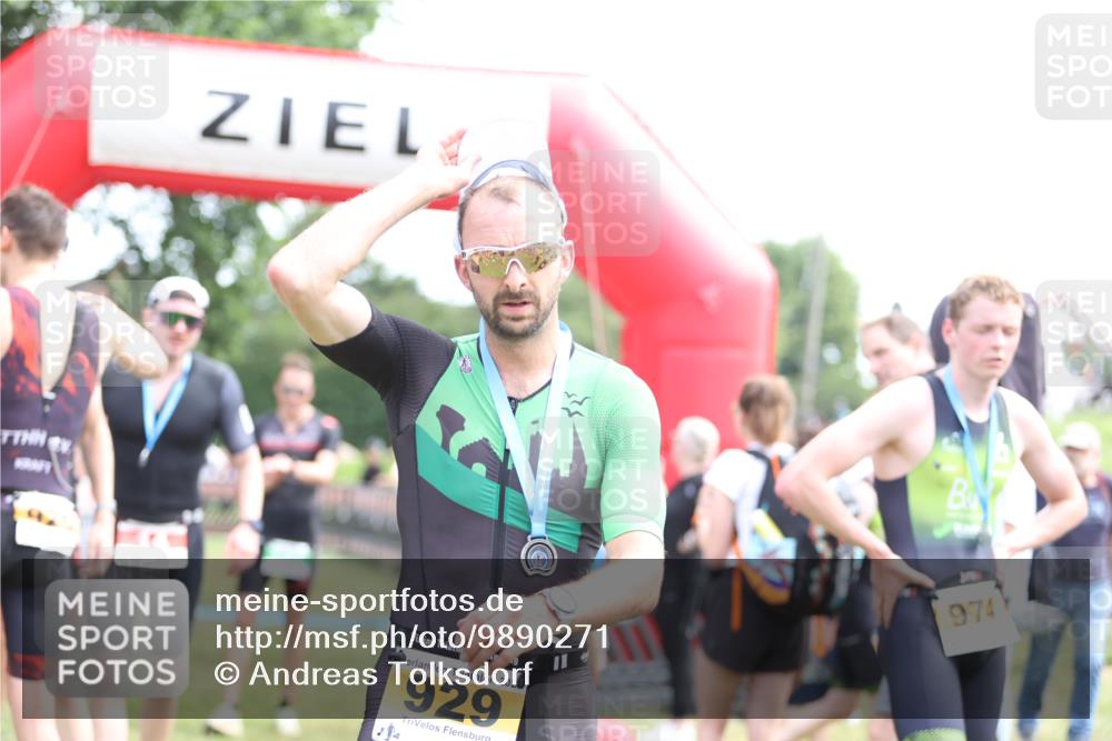 21.06.2026 - 29. Vierlanden-Triathlon Andreas Tolksdorf http://msf.ph/oto/9890271 21.06.2026 12:57:27 Ziel 88, 721, 973, 88, 721, 973 meine-sportfotos.de
