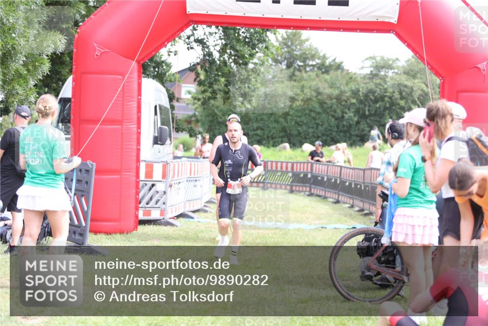 21.06.2026 - 29. Vierlanden-Triathlon Andreas Tolksdorf http://msf.ph/oto/9890282 21.06.2026 12:57:47 Ziel 78, 106, 706, 945, 78, 106, 706, 945 meine-sportfotos.de