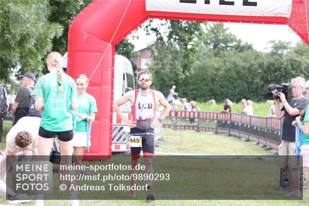 21.06.2026 - 29. Vierlanden-Triathlon Andreas Tolksdorf http://msf.ph/oto/9890293 21.06.2026 12:58:03 Ziel  meine-sportfotos.de