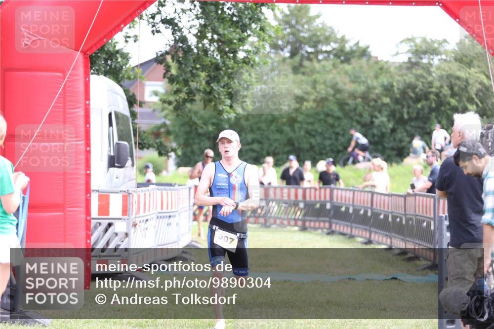 21.06.2026 - 29. Vierlanden-Triathlon Andreas Tolksdorf http://msf.ph/oto/9890304 21.06.2026 12:58:26 Ziel 907, 932, 907, 932 meine-sportfotos.de