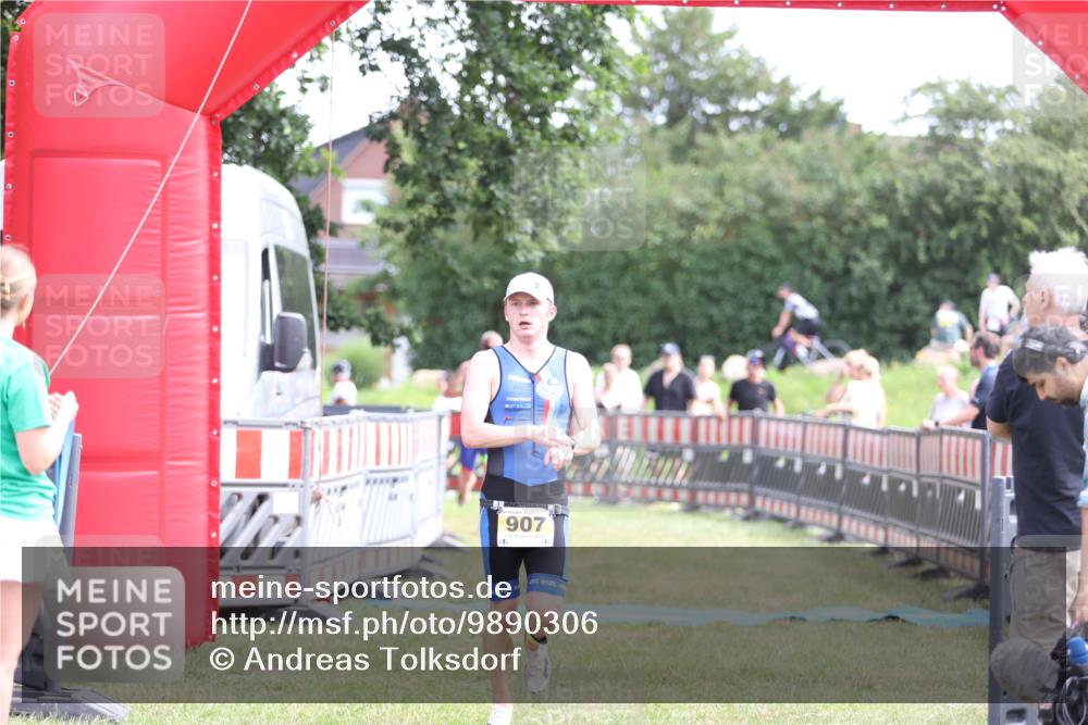 21.06.2026 - 29. Vierlanden-Triathlon Andreas Tolksdorf http://msf.ph/oto/9890306 21.06.2026 12:58:26 Ziel 907, 932, 907, 932 meine-sportfotos.de