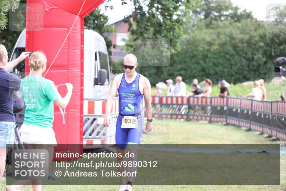 21.06.2026 - 29. Vierlanden-Triathlon Andreas Tolksdorf http://msf.ph/oto/9890312 21.06.2026 12:58:34 Ziel 932, 932 meine-sportfotos.de