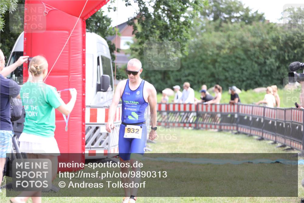 21.06.2026 - 29. Vierlanden-Triathlon Andreas Tolksdorf http://msf.ph/oto/9890313 21.06.2026 12:58:34 Ziel 932, 932 meine-sportfotos.de