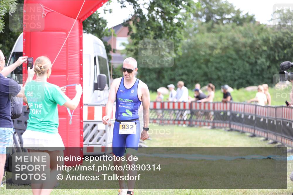 21.06.2026 - 29. Vierlanden-Triathlon Andreas Tolksdorf http://msf.ph/oto/9890314 21.06.2026 12:58:34 Ziel 932, 932 meine-sportfotos.de