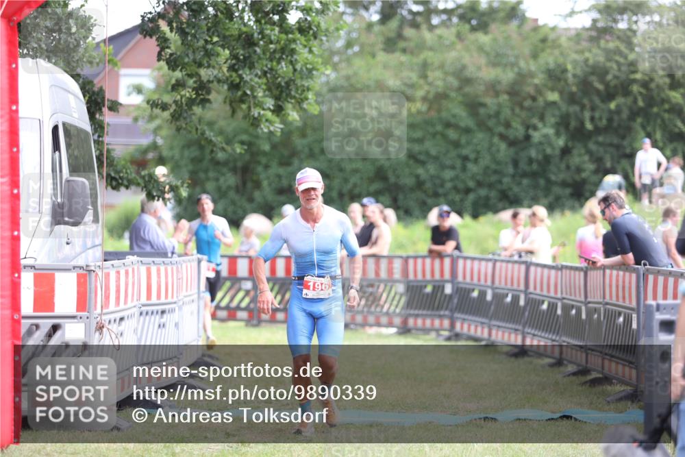 21.06.2026 - 29. Vierlanden-Triathlon Andreas Tolksdorf http://msf.ph/oto/9890339 21.06.2026 12:59:09 Ziel 181, 196, 181, 196 meine-sportfotos.de