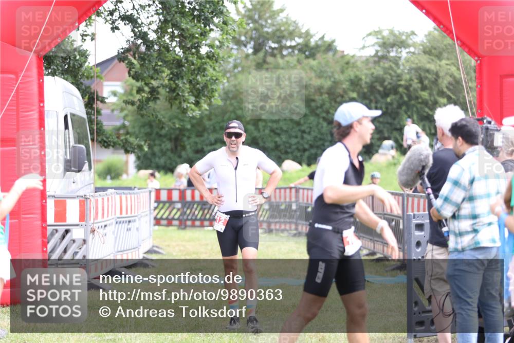 21.06.2026 - 29. Vierlanden-Triathlon Andreas Tolksdorf http://msf.ph/oto/9890363 21.06.2026 12:59:39 Ziel 112, 112 meine-sportfotos.de