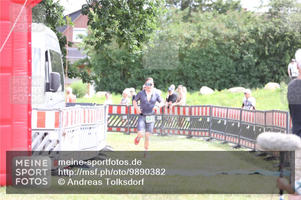 21.06.2026 - 29. Vierlanden-Triathlon Andreas Tolksdorf http://msf.ph/oto/9890382 21.06.2026 13:00:11 Ziel 710, 710 meine-sportfotos.de