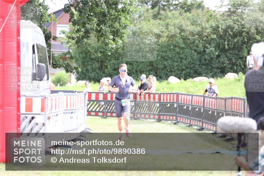 21.06.2026 - 29. Vierlanden-Triathlon Andreas Tolksdorf http://msf.ph/oto/9890386 21.06.2026 13:00:11 Ziel 710, 710 meine-sportfotos.de
