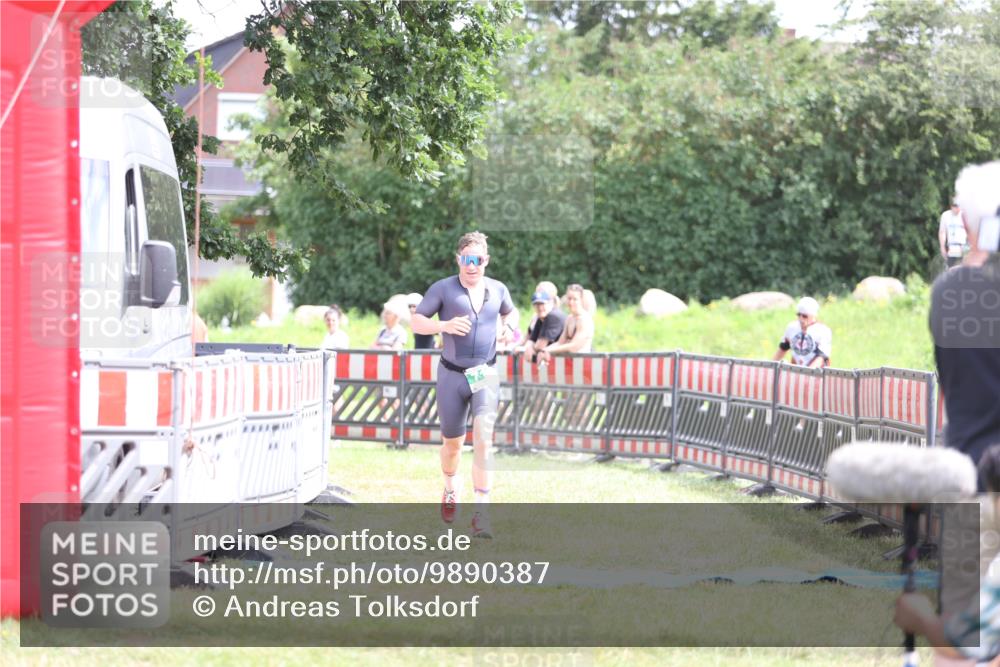 21.06.2026 - 29. Vierlanden-Triathlon Andreas Tolksdorf http://msf.ph/oto/9890387 21.06.2026 13:00:11 Ziel 710, 710 meine-sportfotos.de