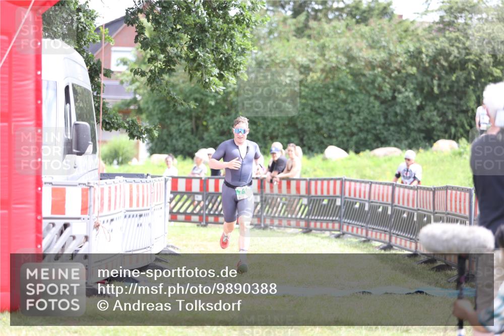 21.06.2026 - 29. Vierlanden-Triathlon Andreas Tolksdorf http://msf.ph/oto/9890388 21.06.2026 13:00:11 Ziel 710, 710 meine-sportfotos.de