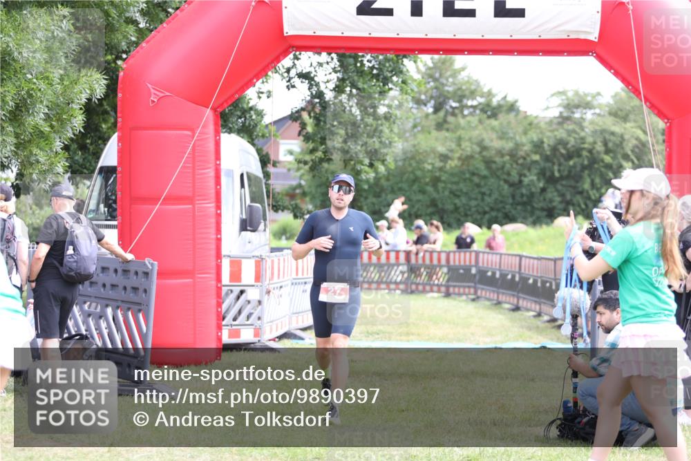 21.06.2026 - 29. Vierlanden-Triathlon Andreas Tolksdorf http://msf.ph/oto/9890397 21.06.2026 13:00:39 Ziel 27, 241, 27, 241 meine-sportfotos.de
