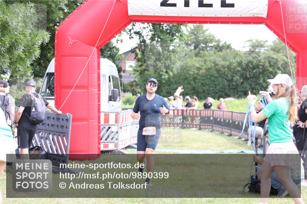 21.06.2026 - 29. Vierlanden-Triathlon Andreas Tolksdorf http://msf.ph/oto/9890399 21.06.2026 13:00:39 Ziel 27, 241, 27, 241 meine-sportfotos.de