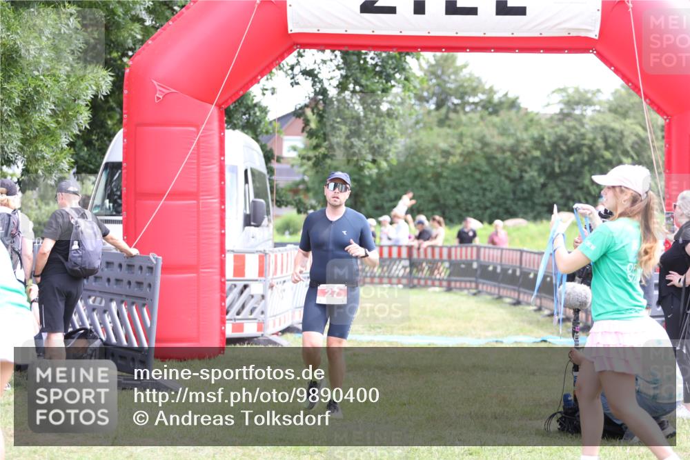21.06.2026 - 29. Vierlanden-Triathlon Andreas Tolksdorf http://msf.ph/oto/9890400 21.06.2026 13:00:39 Ziel 27, 241, 27, 241 meine-sportfotos.de