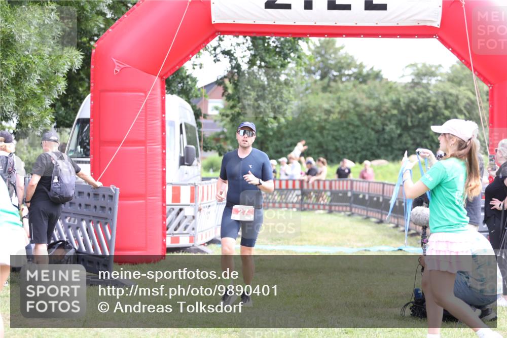 21.06.2026 - 29. Vierlanden-Triathlon Andreas Tolksdorf http://msf.ph/oto/9890401 21.06.2026 13:00:39 Ziel 27, 241, 27, 241 meine-sportfotos.de
