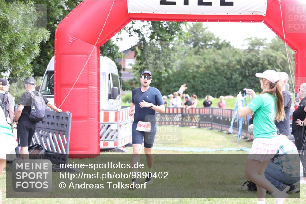 21.06.2026 - 29. Vierlanden-Triathlon Andreas Tolksdorf http://msf.ph/oto/9890402 21.06.2026 13:00:39 Ziel 27, 241, 27, 241 meine-sportfotos.de