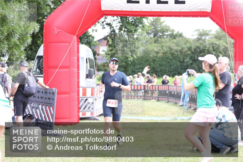 21.06.2026 - 29. Vierlanden-Triathlon Andreas Tolksdorf http://msf.ph/oto/9890403 21.06.2026 13:00:39 Ziel 27, 241, 27, 241 meine-sportfotos.de