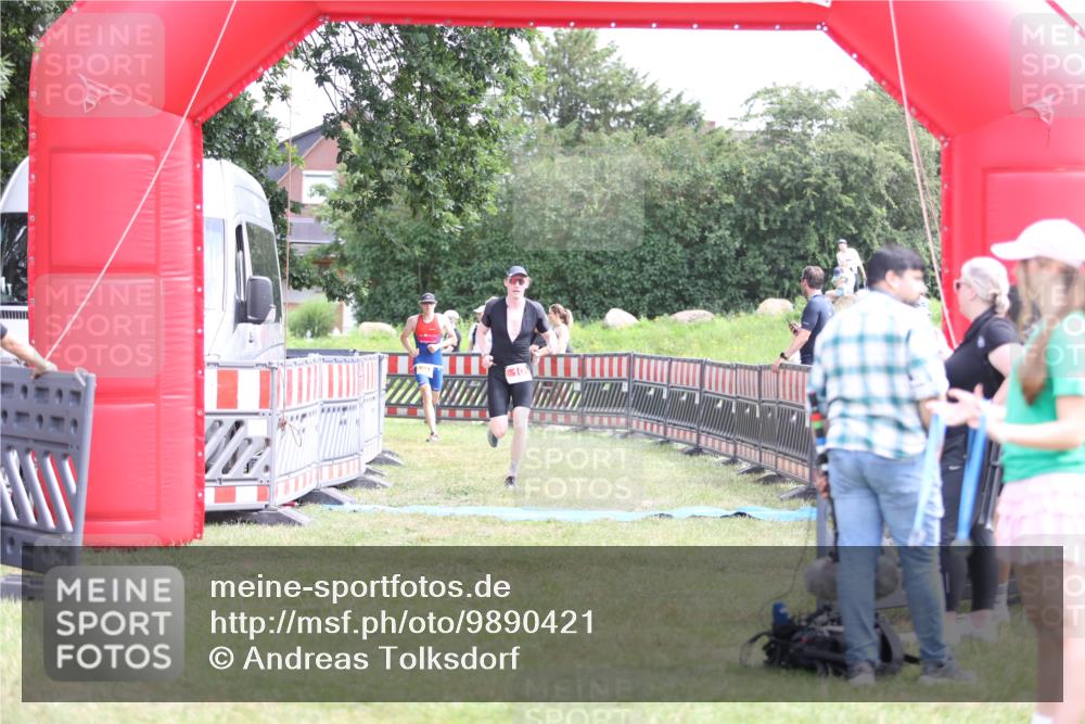 21.06.2026 - 29. Vierlanden-Triathlon Andreas Tolksdorf http://msf.ph/oto/9890421 21.06.2026 13:01:16 Ziel 10, 961, 10, 961 meine-sportfotos.de