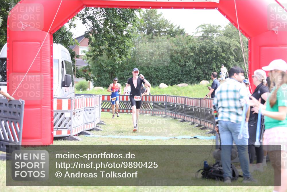 21.06.2026 - 29. Vierlanden-Triathlon Andreas Tolksdorf http://msf.ph/oto/9890425 21.06.2026 13:01:16 Ziel 10, 961, 10, 961 meine-sportfotos.de