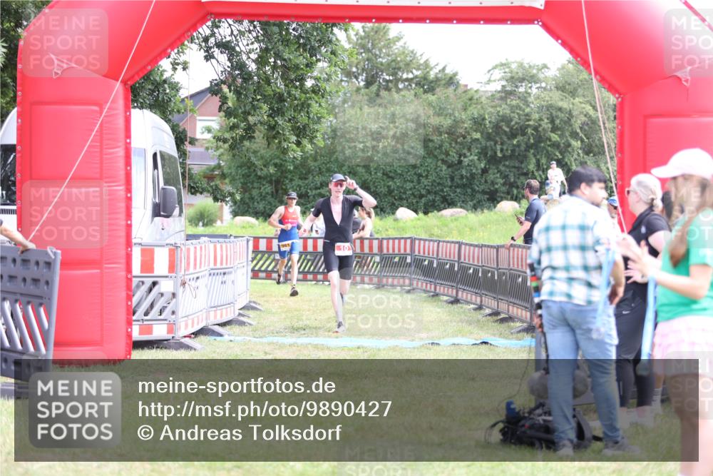 21.06.2026 - 29. Vierlanden-Triathlon Andreas Tolksdorf http://msf.ph/oto/9890427 21.06.2026 13:01:16 Ziel 10, 961, 10, 961 meine-sportfotos.de