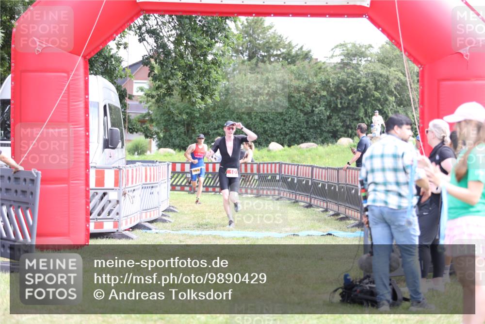 21.06.2026 - 29. Vierlanden-Triathlon Andreas Tolksdorf http://msf.ph/oto/9890429 21.06.2026 13:01:16 Ziel 10, 961, 10, 961 meine-sportfotos.de