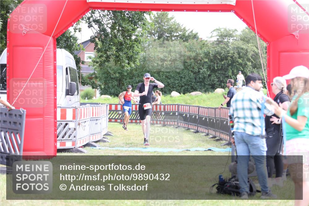 21.06.2026 - 29. Vierlanden-Triathlon Andreas Tolksdorf http://msf.ph/oto/9890432 21.06.2026 13:01:16 Ziel 10, 961, 10, 961 meine-sportfotos.de