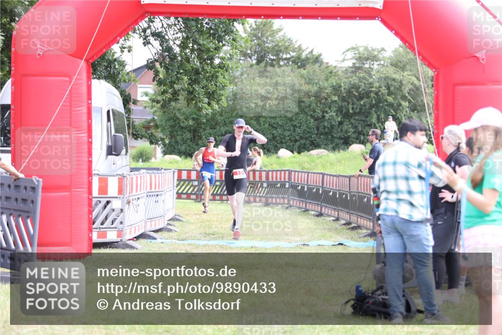 21.06.2026 - 29. Vierlanden-Triathlon Andreas Tolksdorf http://msf.ph/oto/9890433 21.06.2026 13:01:16 Ziel 10, 961, 10, 961 meine-sportfotos.de