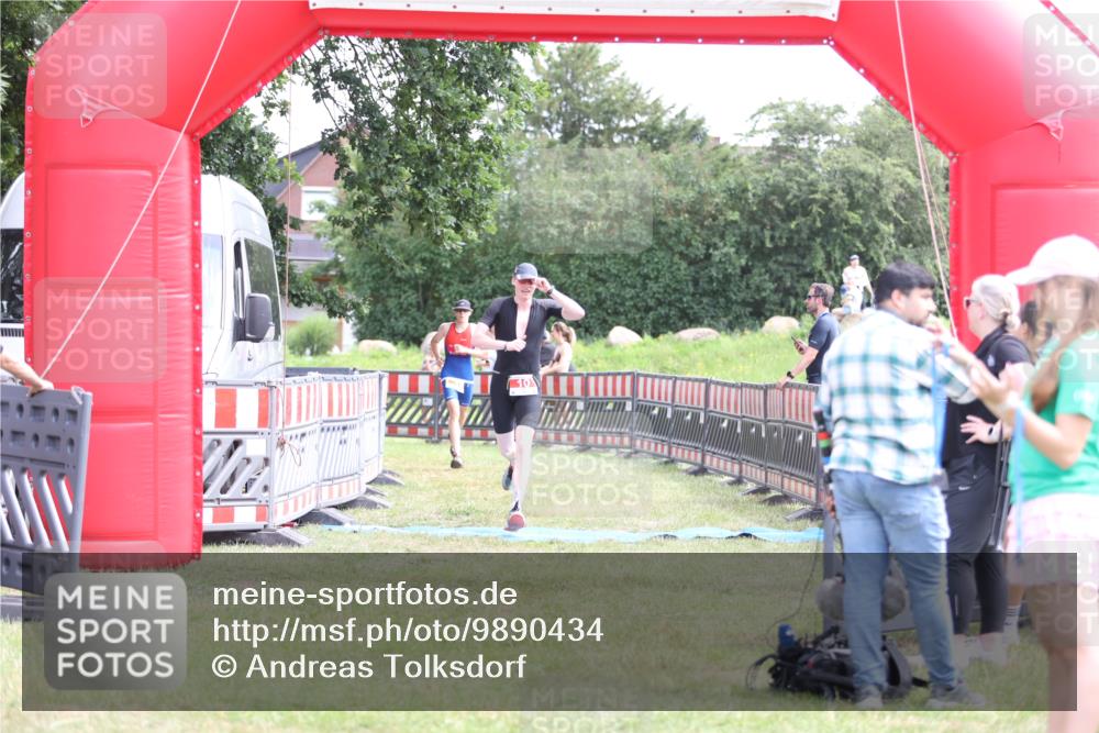 21.06.2026 - 29. Vierlanden-Triathlon Andreas Tolksdorf http://msf.ph/oto/9890434 21.06.2026 13:01:16 Ziel 10, 961, 10, 961 meine-sportfotos.de